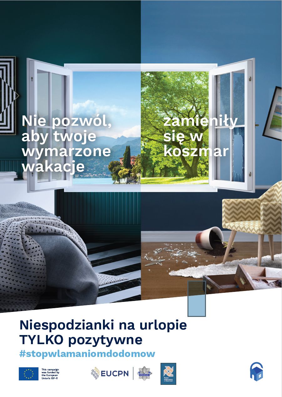 pokój z otwartymi skrzydłami okiennymi podzielony na dwie części. Za oknem widzimy – po lewej stronie jezioro wkomponowane w górzysty krajobraz oraz – po prawej park z rozłożystymi koronami drzew. W prawym skrzydle okiennym wybita jest szyba, której odłamki leżą na podłodze. Pod oknem leży przewrócona doniczka z kwiatem, a obok splądrowane szuflady. Po prawej stronie okna na ścianie wisi przekrzywiony obraz. Po lewej stronie okna pokazany jest pokój, w którym dominuje kolor niebieski. Następnie na tle tego pokoju pokazuje się biały napis „Niespodzianki na urlopie tylko pozytywne” oraz poniżej napis w kolorze żółtym „stop włamaniom do domów” pisany bez przerw między słowami. Na samym dole od lewej strony ukazuje się flaga Unii Europejskiej, logo programu profilaktycznego Razem bezpieczniej – cztery splecione dłonie, odznaka - gwiazda z napisem Policja, logo EUCPN oraz symbol domu z pałąkiem imitującym zamknięta kłódkę.  