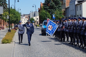 Komendant Wojewódzki Policji w Bydgoszczy salutuje sztandarowi.