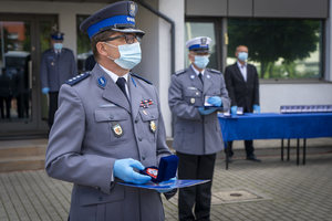 policjanci trzymają w rękach wyróżnienia