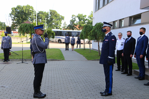 Policjant z szablą podczas meldunku szefowi Policji.