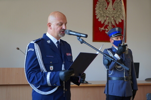 Komendant czyta rotę ślubowania.