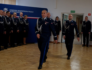 Szefowie policji wchodzą na salę.