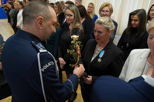 uroczystość z okazji Dnia Służby Cywilnej, wyróżnieni pracownicy otrzymują odznaczenia i gratulacje od Komendanta Wojewódzkiego Policji w Bydgoszczy