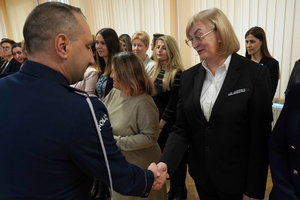 uroczystość z okazji Dnia Służby Cywilnej, wyróżnieni pracownicy otrzymują odznaczenia i gratulacje od Komendanta Wojewódzkiego Policji w Bydgoszczy