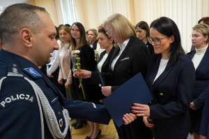 uroczystość z okazji Dnia Służby Cywilnej, wyróżnieni pracownicy otrzymują odznaczenia i gratulacje od Komendanta Wojewódzkiego Policji w Bydgoszczy