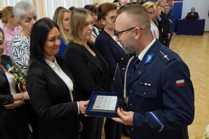 uroczystość z okazji Dnia Służby Cywilnej, wyróżnieni pracownicy otrzymują odznaczenia i gratulacje od Komendanta Wojewódzkiego Policji w Bydgoszczy