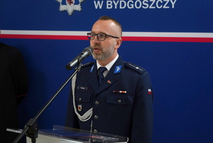 uroczystość z okazji Dnia Służby Cywilnej, wyróżnieni pracownicy otrzymują odznaczenia i gratulacje od Komendanta Wojewódzkiego Policji w Bydgoszczy