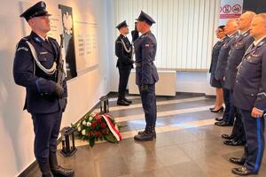 policjanci oddają hołd przy tablicy pamięci i przy kamieniu pamięci ku czci poległych policjantów