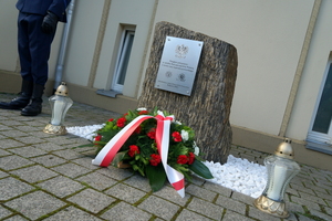 policjanci oddają hołd przy tablicy pamięci i przy kamieniu pamięci ku czci poległych policjantów