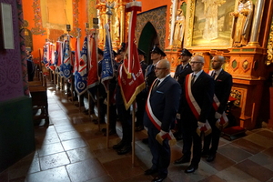 policjanci biorą udział we mszy świętej