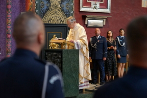 policjanci biorą udział we mszy świętej