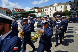 policjanci biorą udział w oficjalnej uroczystości Święta Policji na placu starego rynku w Bydgoszczy