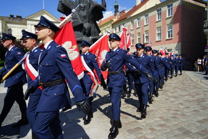 policjanci biorą udział w oficjalnej uroczystości Święta Policji na placu starego rynku w Bydgoszczy