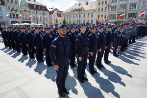 policjanci biorą udział w oficjalnej uroczystości Święta Policji na placu starego rynku w Bydgoszczy