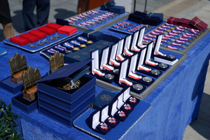 policjanci biorą udział w oficjalnej uroczystości Święta Policji na placu starego rynku w Bydgoszczy