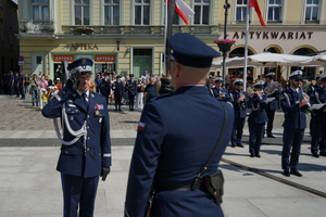 policjanci biorą udział w oficjalnej uroczystości Święta Policji na placu starego rynku w Bydgoszczy