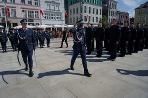 policjanci biorą udział w oficjalnej uroczystości Święta Policji na placu starego rynku w Bydgoszczy