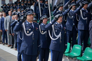 policjanci biorą udział w oficjalnej uroczystości Święta Policji na placu starego rynku w Bydgoszczy