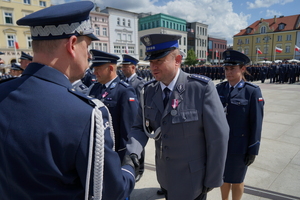 policjanci biorą udział w oficjalnej uroczystości Święta Policji na placu starego rynku w Bydgoszczy