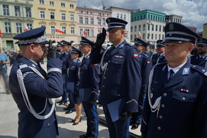 policjanci biorą udział w oficjalnej uroczystości Święta Policji na placu starego rynku w Bydgoszczy