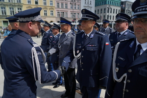 policjanci biorą udział w oficjalnej uroczystości Święta Policji na placu starego rynku w Bydgoszczy