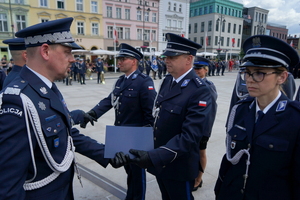 policjanci biorą udział w oficjalnej uroczystości Święta Policji na placu starego rynku w Bydgoszczy