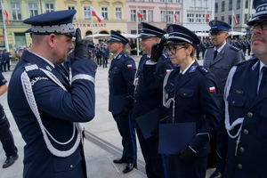 policjanci biorą udział w oficjalnej uroczystości Święta Policji na placu starego rynku w Bydgoszczy