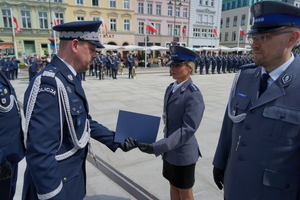 policjanci biorą udział w oficjalnej uroczystości Święta Policji na placu starego rynku w Bydgoszczy