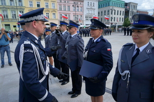 policjanci biorą udział w oficjalnej uroczystości Święta Policji na placu starego rynku w Bydgoszczy
