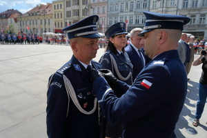 policjanci biorą udział w oficjalnej uroczystości Święta Policji na placu starego rynku w Bydgoszczy