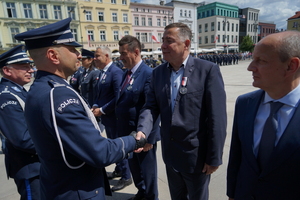 policjanci biorą udział w oficjalnej uroczystości Święta Policji na placu starego rynku w Bydgoszczy