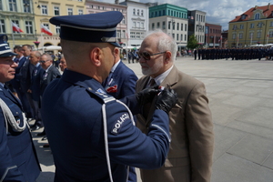 policjanci biorą udział w oficjalnej uroczystości Święta Policji na placu starego rynku w Bydgoszczy