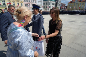 policjanci biorą udział w oficjalnej uroczystości Święta Policji na placu starego rynku w Bydgoszczy