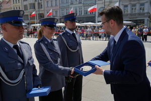 policjanci biorą udział w oficjalnej uroczystości Święta Policji na placu starego rynku w Bydgoszczy