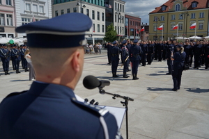 policjanci biorą udział w oficjalnej uroczystości Święta Policji na placu starego rynku w Bydgoszczy