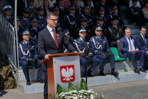 policjanci biorą udział w oficjalnej uroczystości Święta Policji na placu starego rynku w Bydgoszczy