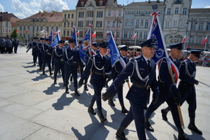 policjanci biorą udział w oficjalnej uroczystości Święta Policji na placu starego rynku w Bydgoszczy