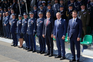 policjanci biorą udział w oficjalnej uroczystości Święta Policji na placu starego rynku w Bydgoszczy