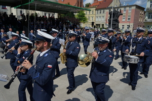 policjanci biorą udział w oficjalnej uroczystości Święta Policji na placu starego rynku w Bydgoszczy