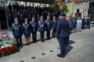 policjanci biorą udział w oficjalnej uroczystości Święta Policji na placu starego rynku w Bydgoszczy