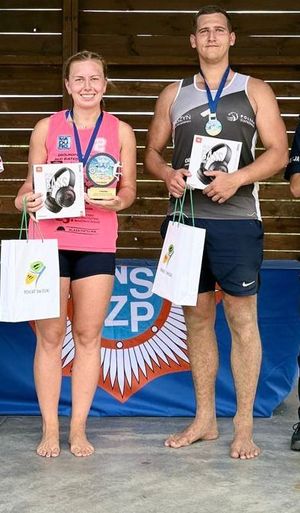 uczestnicy pozują do zdjęcia