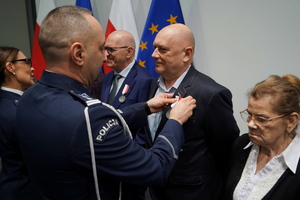 wyróżnieni otrzymują odznaczenia od Komendanta