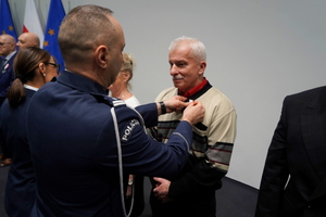 wyróżnieni otrzymują odznaczenia od Komendanta