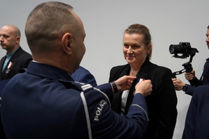 wyróżnieni otrzymują odznaczenia od Komendanta