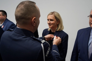 wyróżnieni otrzymują odznaczenia od Komendanta