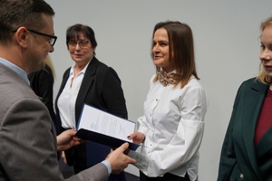 wyróżnieni otrzymują gratulacje od Wojewody