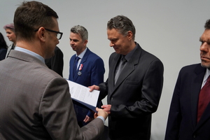wyróżnieni otrzymują gratulacje od Wojewody