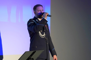 ujęcie na śpiewającego policjanta