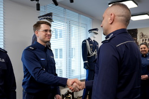 Komendant gratuluje policjantowi