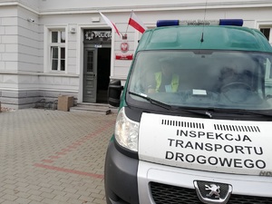 samochód inspekcji transportu drogowego zaparkowany przed  budynkiem komendy policji